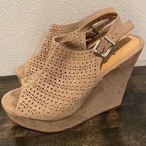 Chinese Laundry 7.5 Peep Toe. Love these shoes but don’t wear heels anymore.